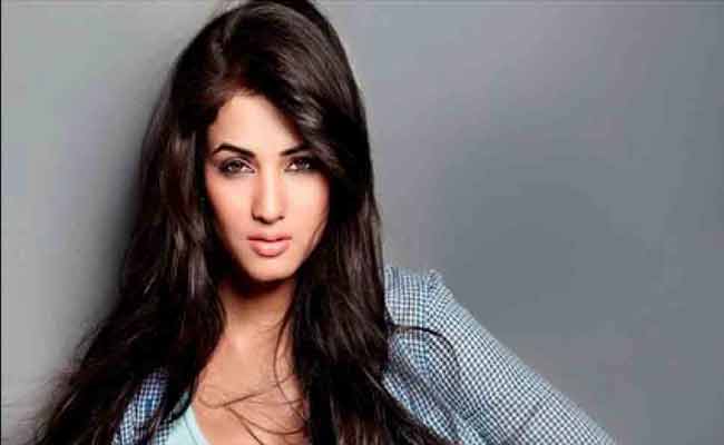 Sonal Chauhan Age, Husband Name, Family, Height, Net Worth, Biography, Birthday, Wikipedia, 2022 Best Info